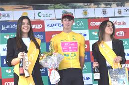 O britânico Noah Hobbs vestiu de amarelo em Moura