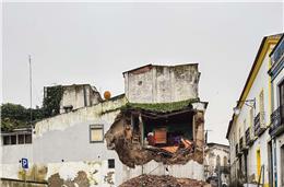 Câmara de Beja faz “demolição controlada”em prédio degradado