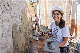 Opção pela participação cívica altruísta reúne jovens universitários em Odemira, que decidiriam trocar o conforto da areia da praia pelo labor da areia “das obras”