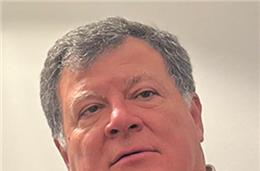 “Ser poeta e professor ajuda-me a ter dias felizes”