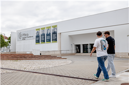 A incoerência das políticas educativas: quando deixamos que jovens de 18 anos definam o futuro do País