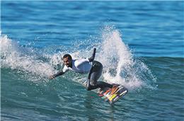 Surfar contra a discriminação na maior prova do mundo