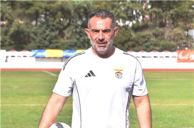 Treinador bejense António Franco forma jovens talentos na Escola de Futebol do Sport Lisboa e Benfica, no Barreiro