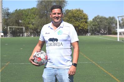 João Santos, técnico e coordenador geral do futebol no CCD Bairro da Conceição, tem um sonho