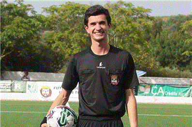 João Ferrinho, de 21 anos, licenciado em História, é um dos mais promissores árbitros de futebol da AFBeja