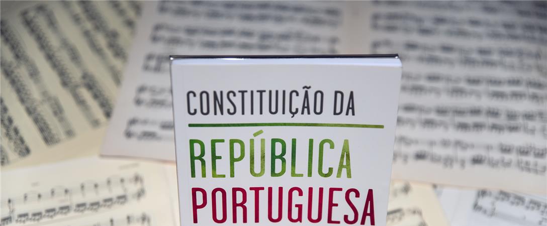 Constituição: tem 50 anos o documento em que se encontram redigidos os princípios fundamentais da República Portuguesa