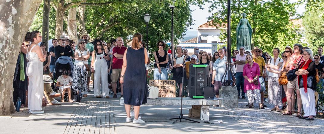 A democracia “esbofeteada, às claras e sem pudor”