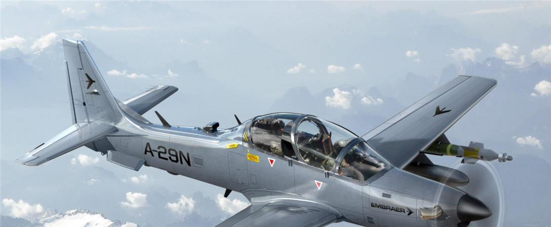 Governo e Embraer assinam carta de intenção para abrir fábrica de aeronaves Super Tucano em Beja