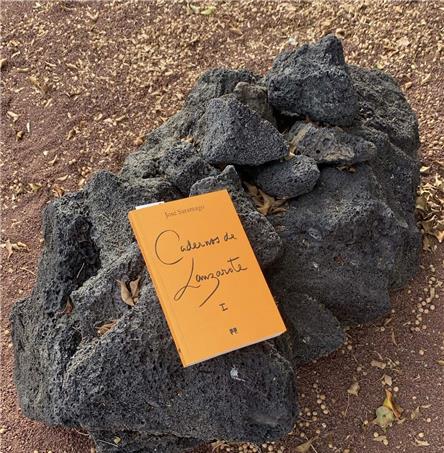 “Cadernos de Lanzarote I” sobre a pedra negra do quintal de Saramago. Lanzarote. Setembro de 2023. João de Carvalho